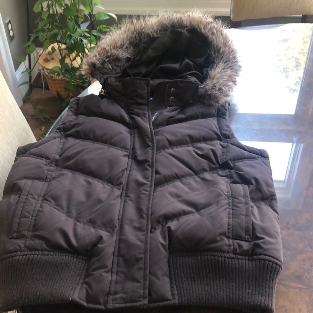 Puffer vest with detachable hood
